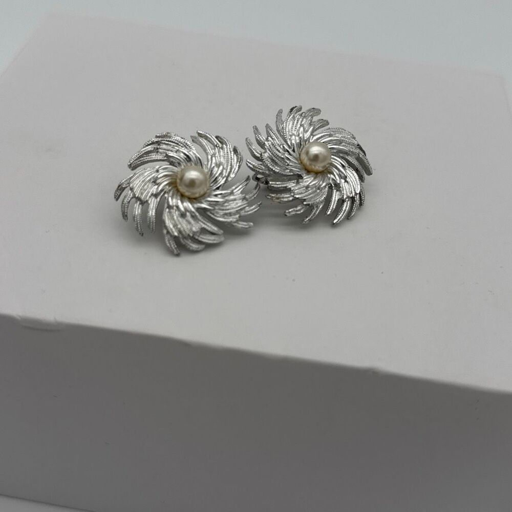 Vintage Sarah Coventry Silver Pearl Clip On Earrings